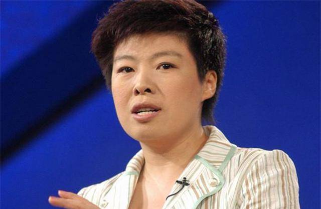 但是一开始于丹和季达峰的家庭却不是十分门当户对,于丹出身于一个