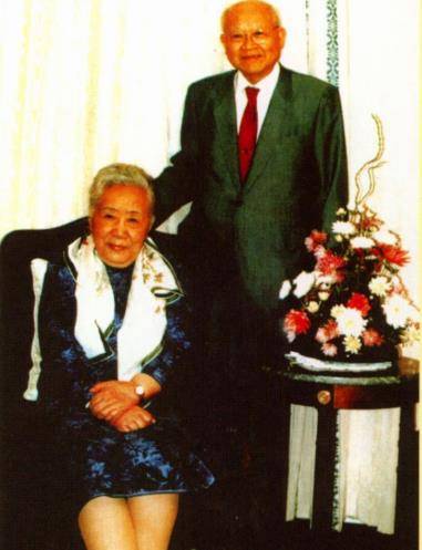 美国纪念邮票上的东方女人:吃中餐,穿旗袍,曾为美国造原子弹_吴健雄