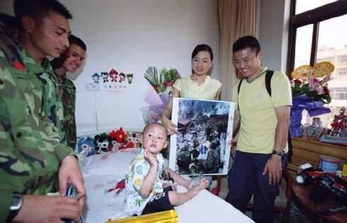 当时有一名叫做杨卫华的记者在震后火速的赶往震区,当他到震区的时候