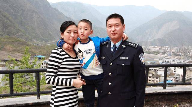 感动无数国人的3岁"敬礼男孩",现在生活过得怎样_郎铮_杨卫华_废墟