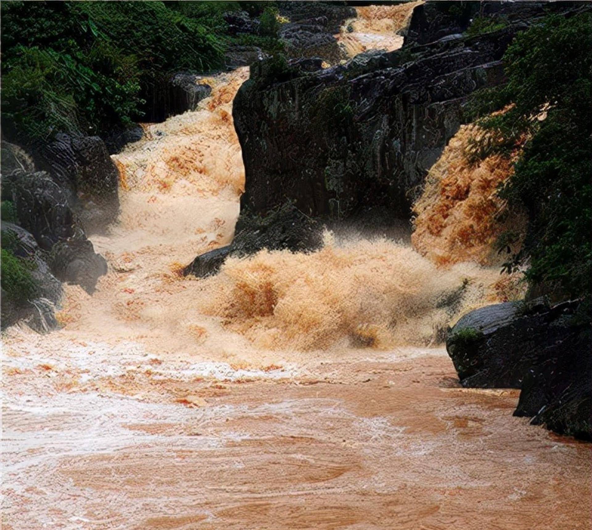 百年神庙让洪水绕道,专家都难以解释,2006年被三个孩子道出真相