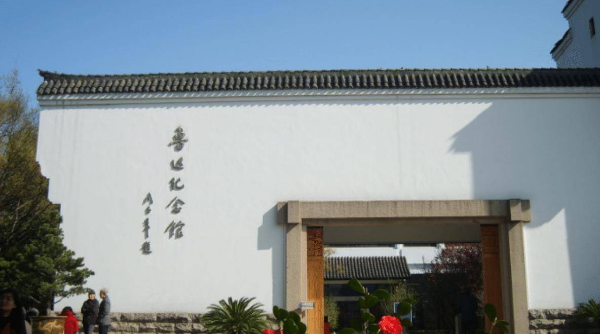 当时鲁迅的家人为了让这件面模得到更好的保管,便送给了纪念馆.