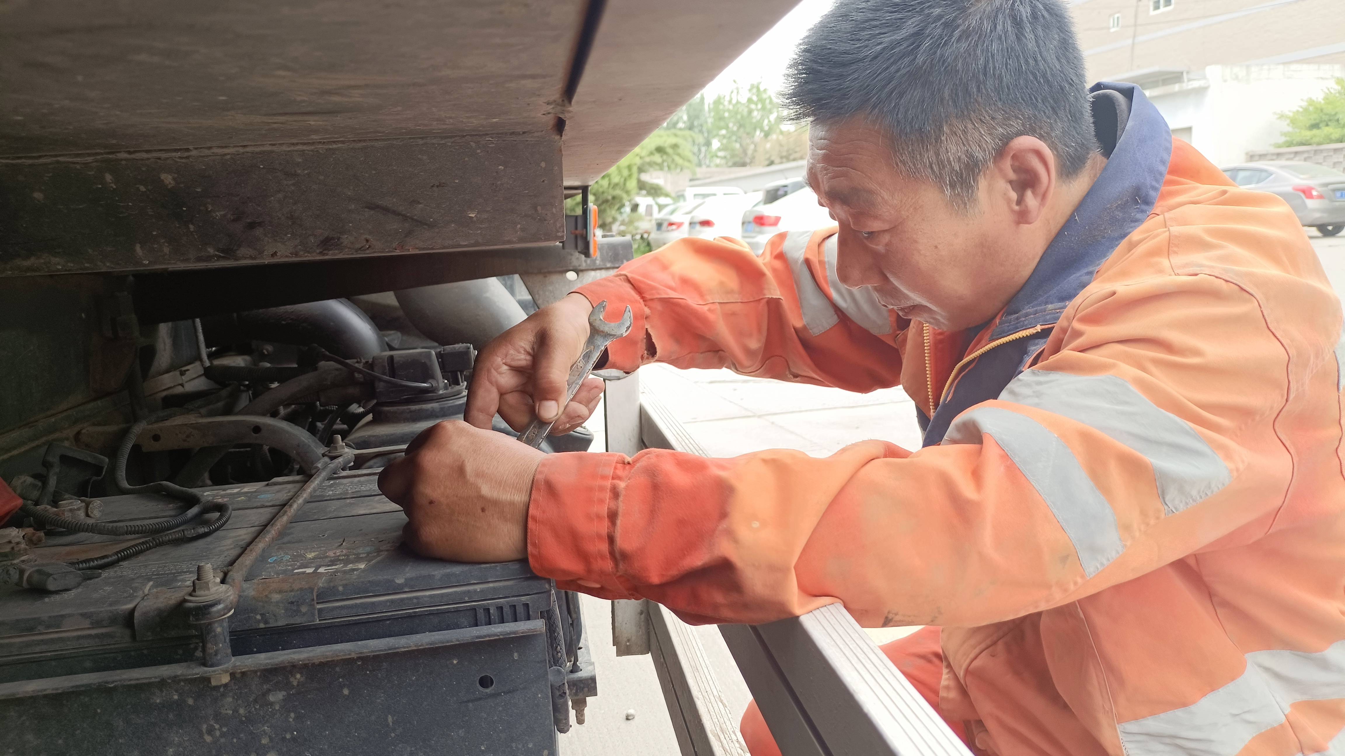 亮城公司的环卫幕后英雄——车辆维修工郝文洪