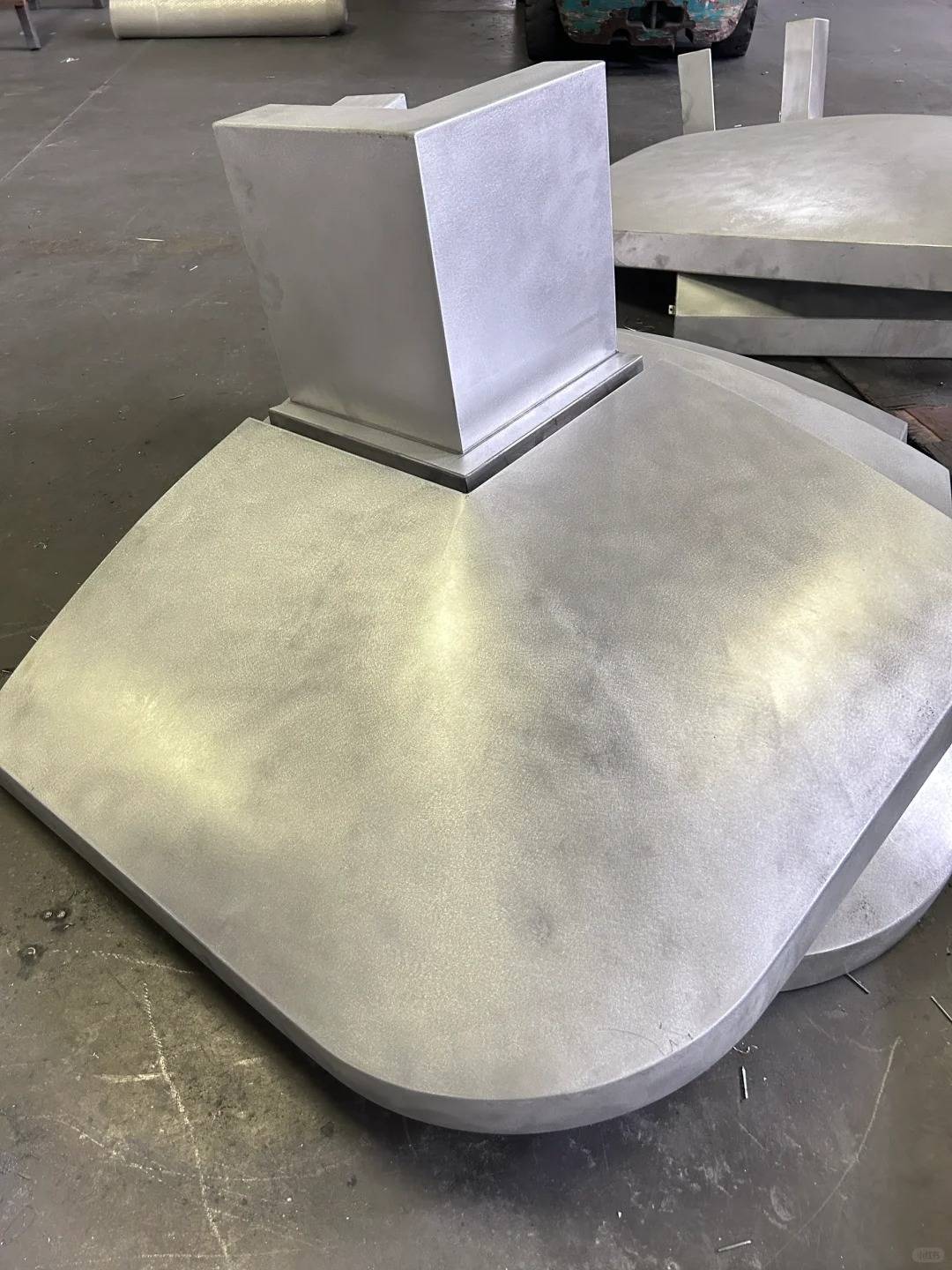 双曲铝单板是以铝合金为主要材料,经过切割,折边,弧弯,焊接,加固,打磨