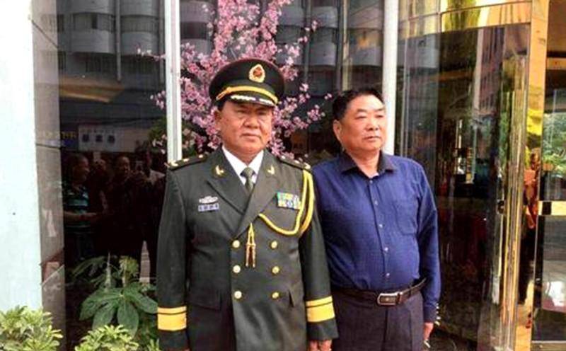 老山藏族团长,拔刀斩蟒蛇,歼越军18人,喝烈酒吃蛇肉庆功