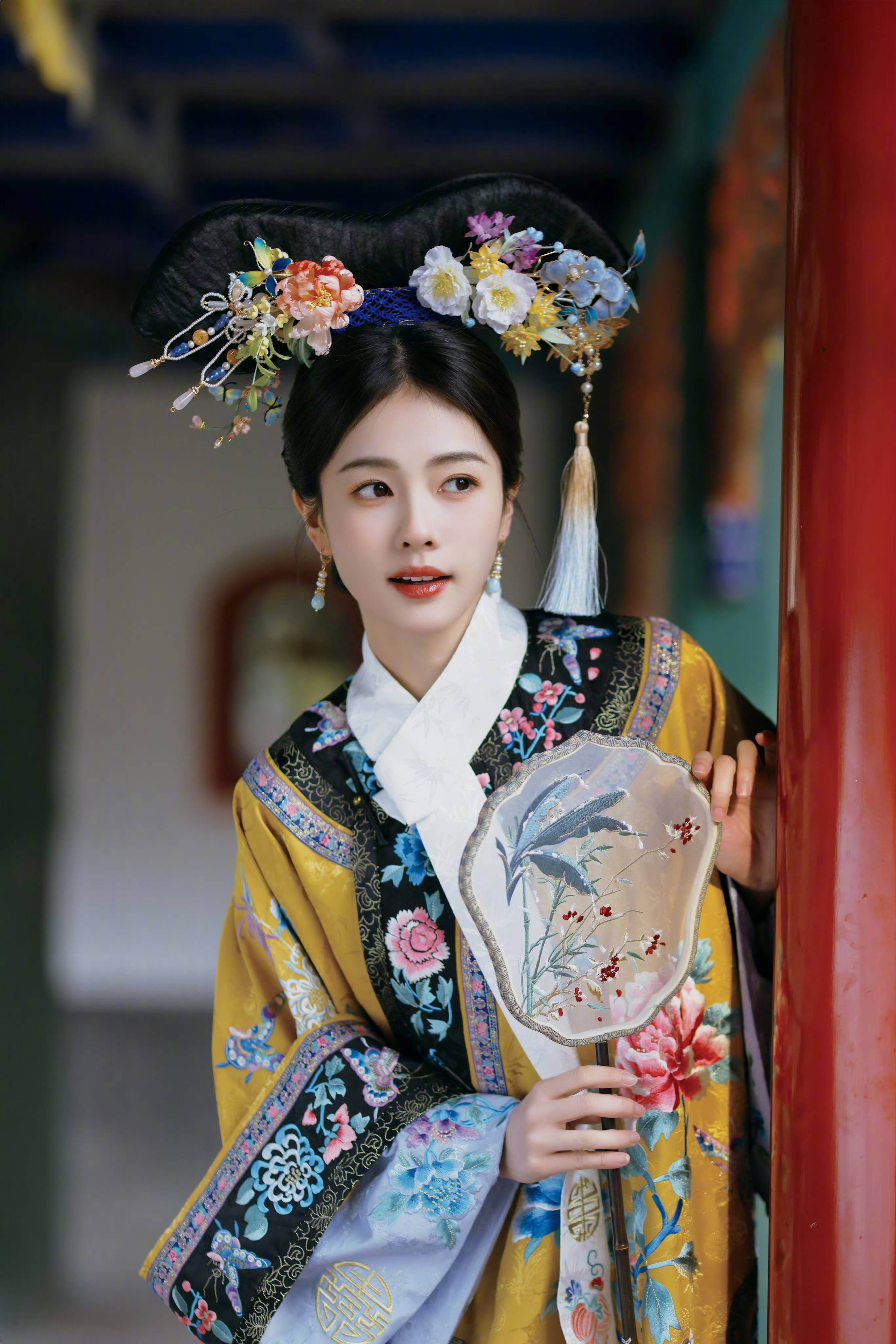 白鹿穿鹅黄旗装清新明媚 手拿团扇眼神纯真无瑕-搜狐大视野-搜狐新闻