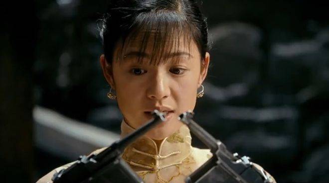 在《让子弹飞》中,周韵演的是一个配角花姐,虽然是配角,但她穿着白色