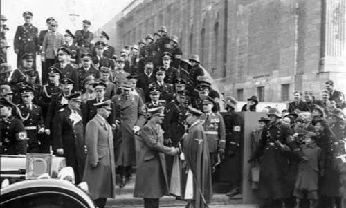 1943年3月7日,这帮同谋者聚在斯摩棱斯克,会议是以研究军事情报为借口
