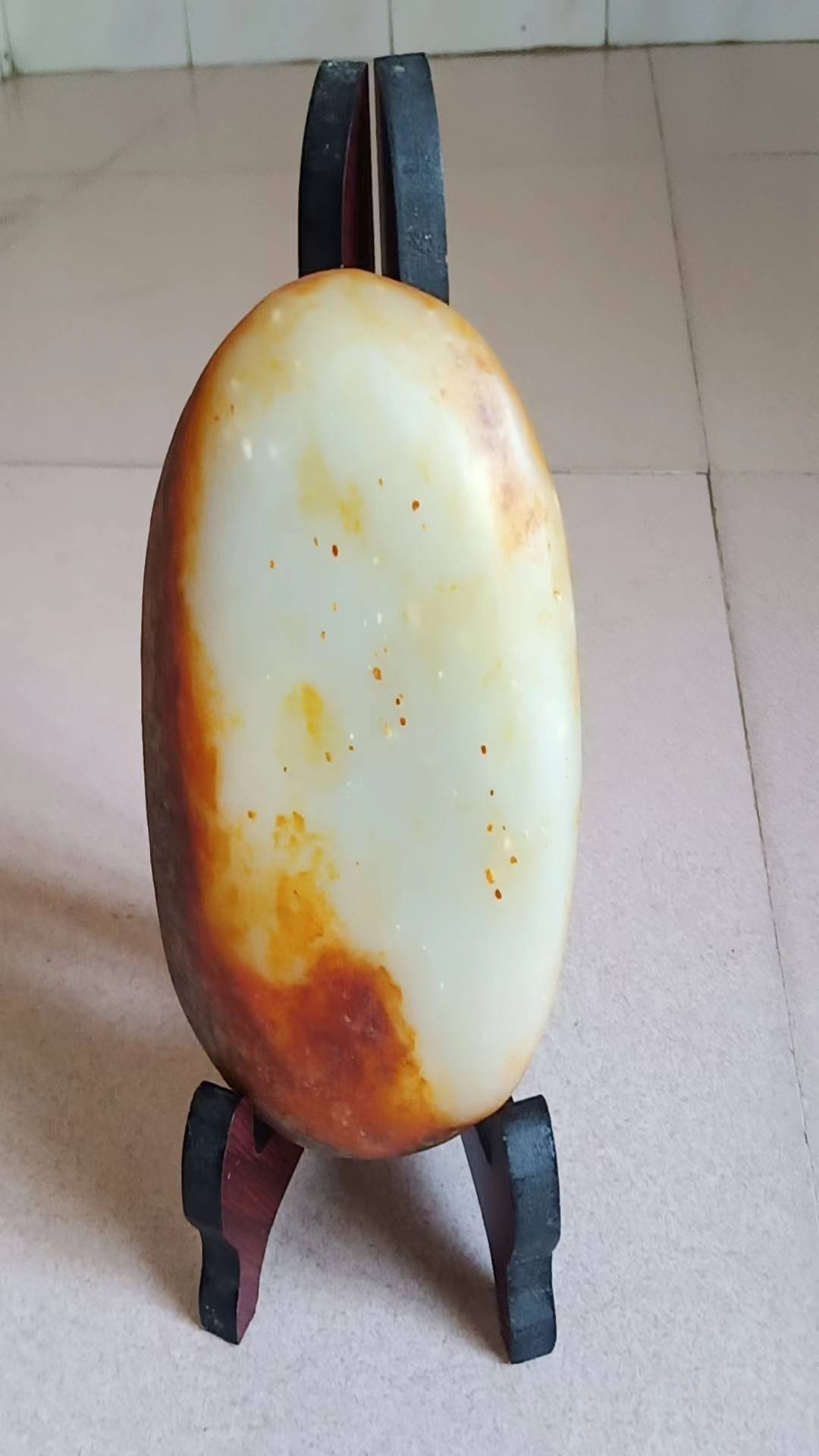 和田玉带皮籽料