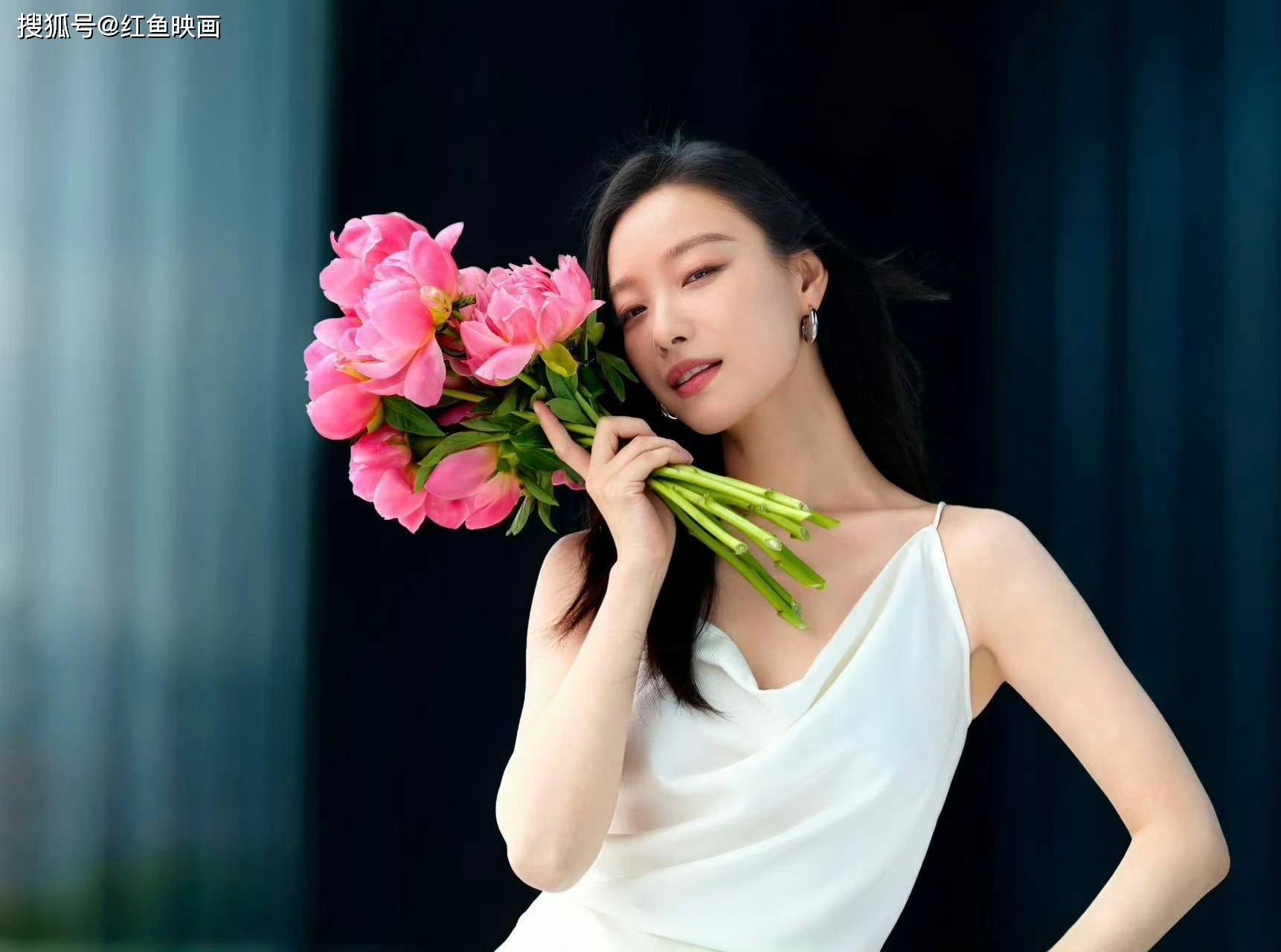 倪妮白色吊带裙粉红牡丹 写真