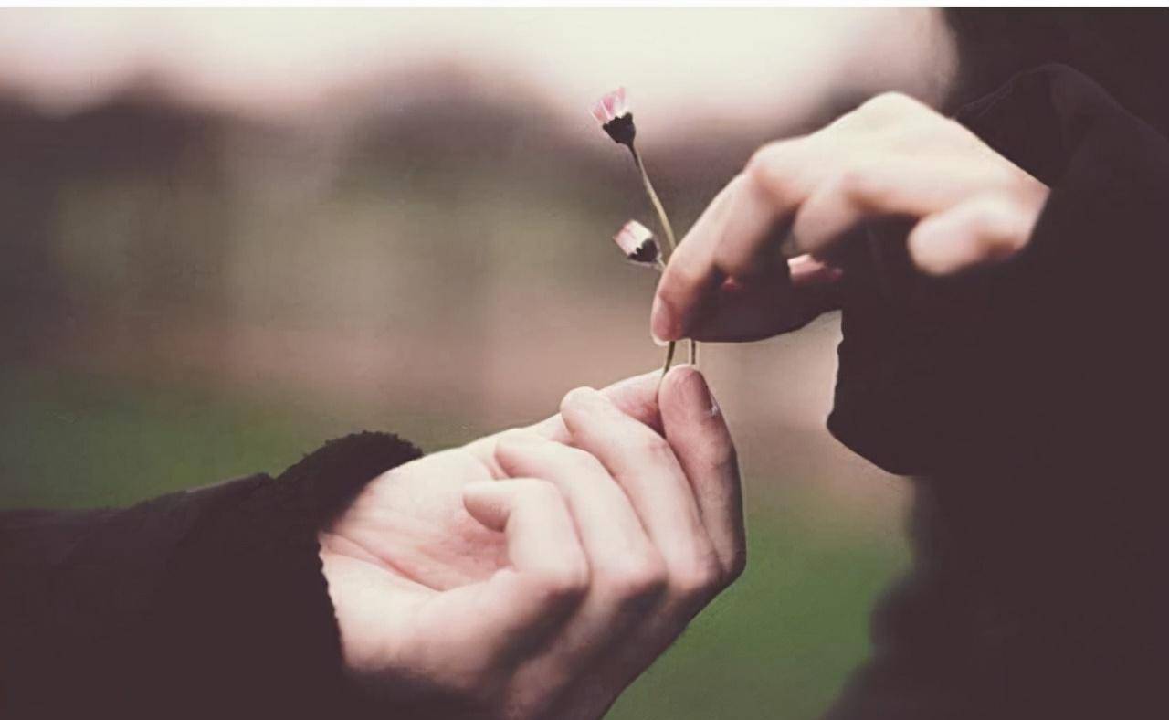 女人爱不爱你,她的几个身体语言会暗示你_距离_爱情