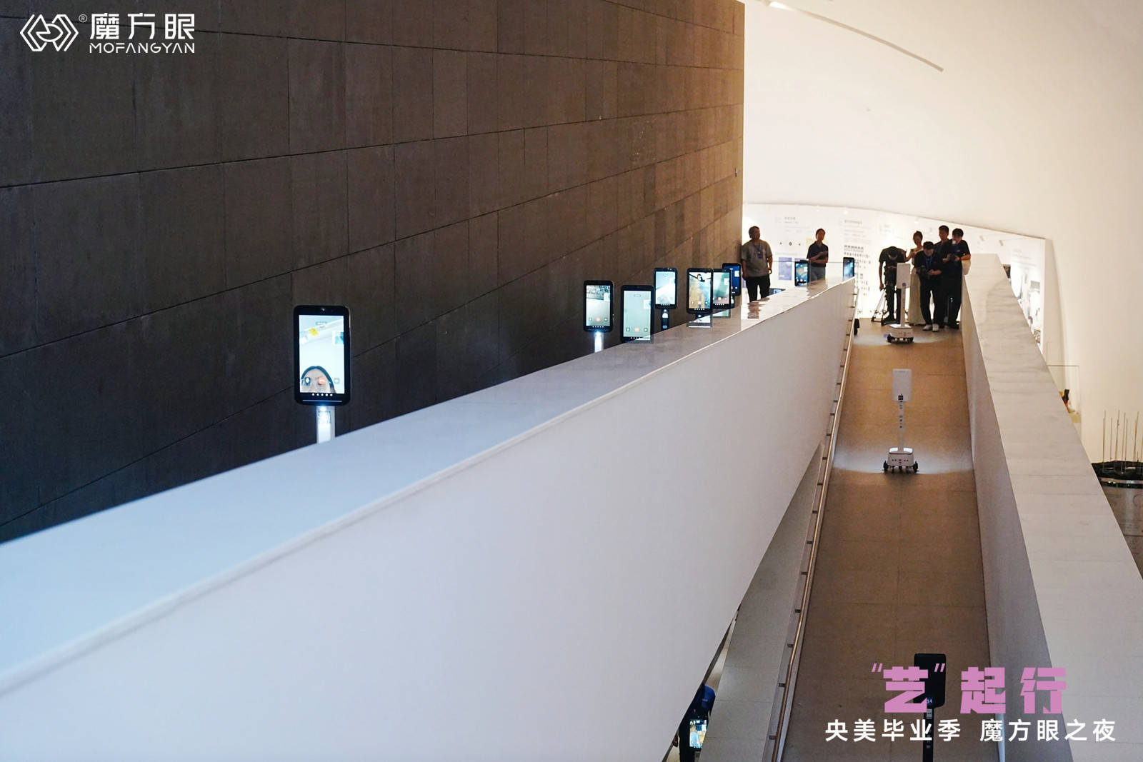 跨地域艺术交流新篇章：美国母子跨地域观展，魔方眼助力央美毕业季_搜狐网