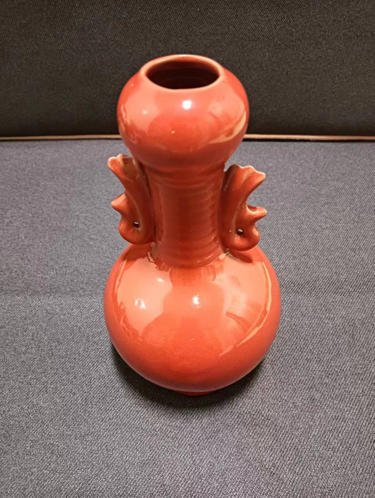 宋代窑变红釉双耳蒜口瓶有一种流光溢彩的动势