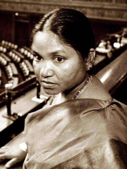 印度女匪王普兰戴维11岁被性侵,18岁屠杀全村男人,比想象中更狠