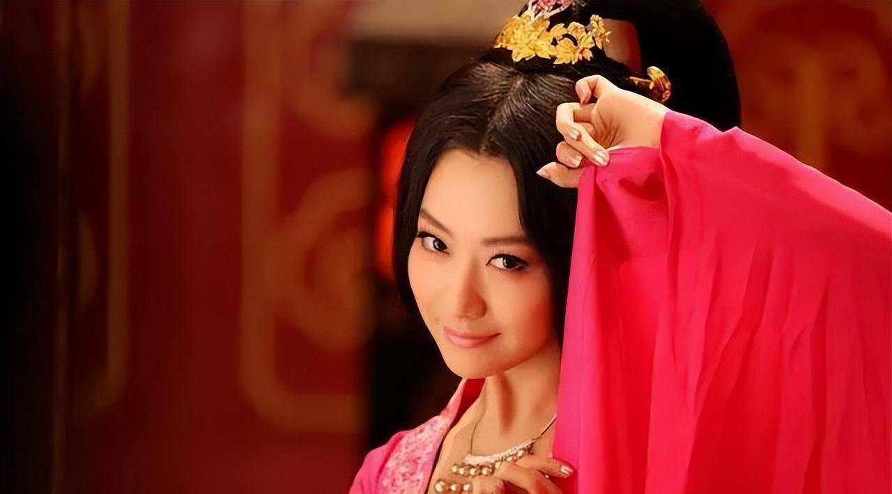 汉灵帝还在后宫中设立市场,让宫女装扮成买东西的客人,自己则是商贩