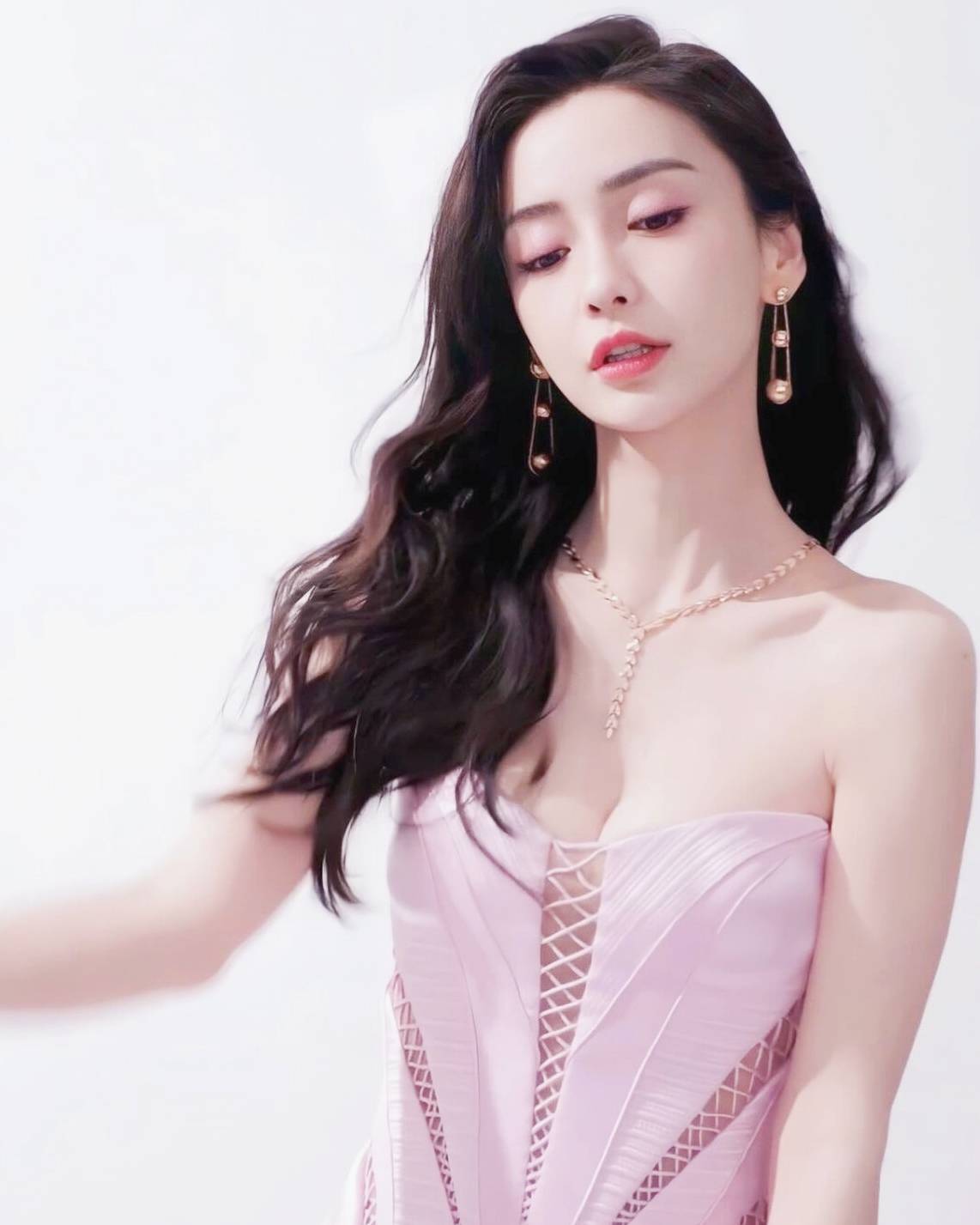杨颖angelababy粉色深v抹胸礼服写真,颜值与身材的双重盛宴!