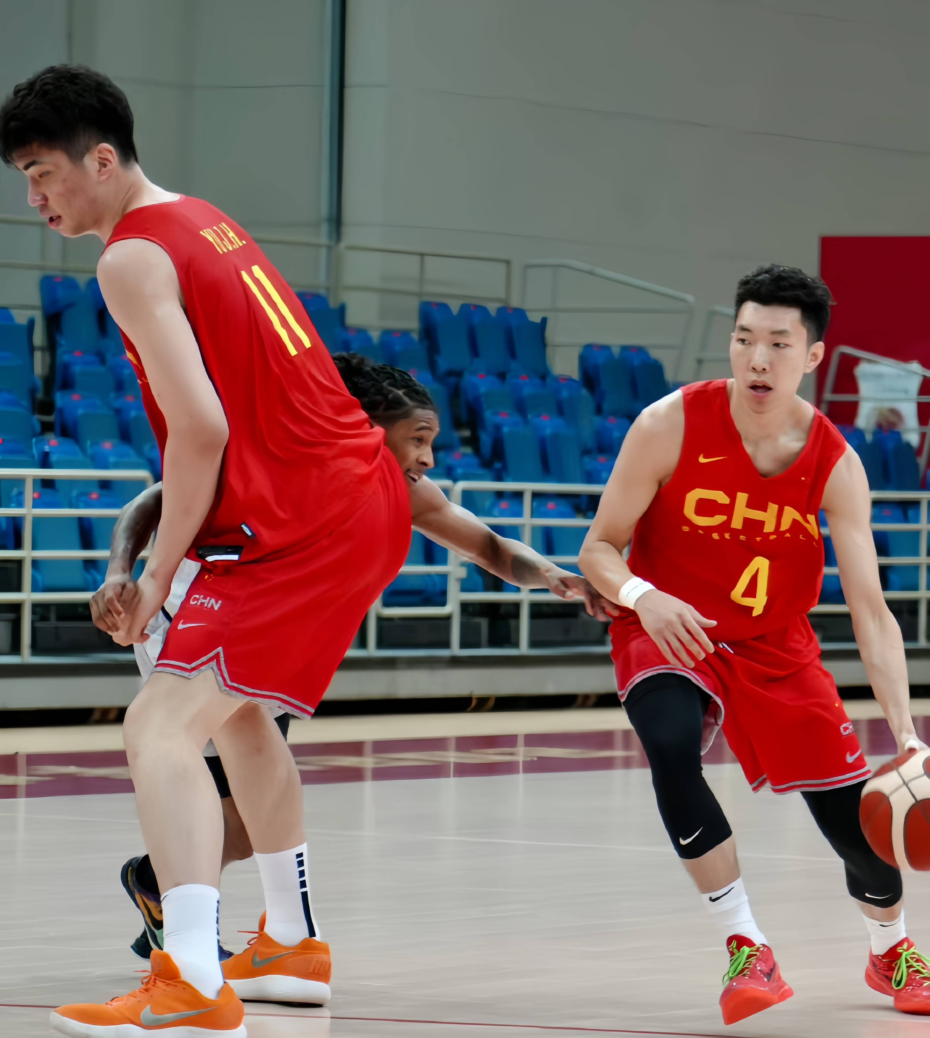 中国男篮首秀评分!3人百发百中,4人得分挂零,郭士强换4套阵容