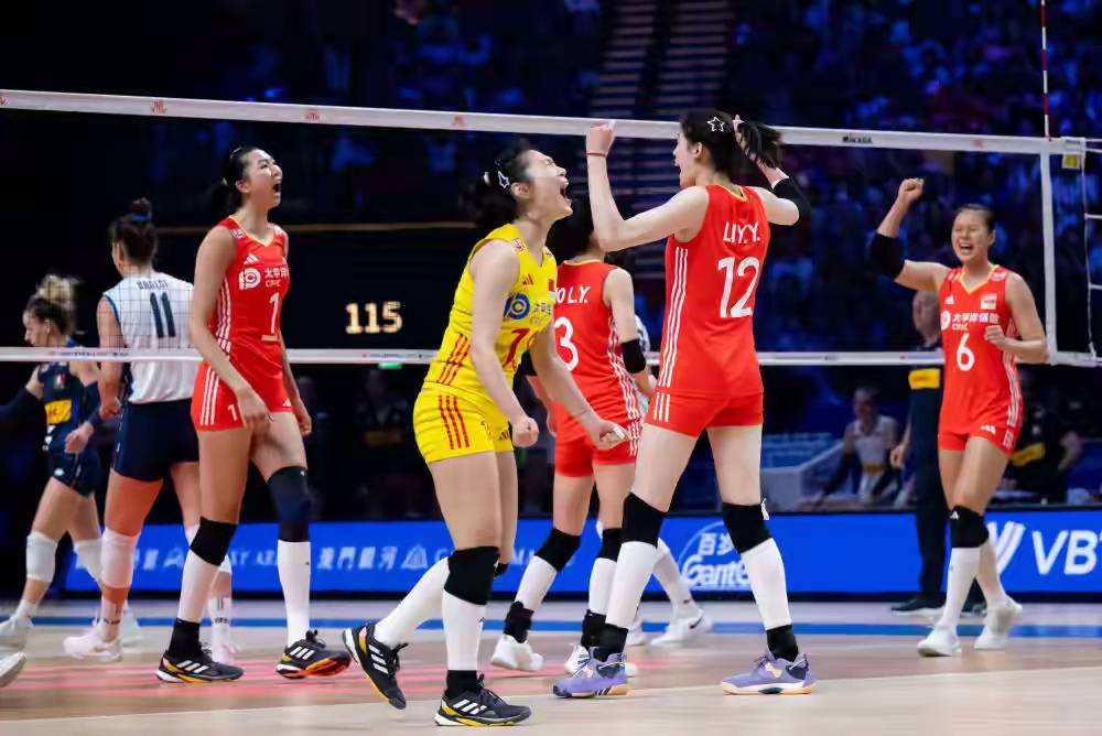 欧洲杯b组首轮比赛中,意大利队对阵阿尔巴尼亚队的比赛,比赛刚刚开始