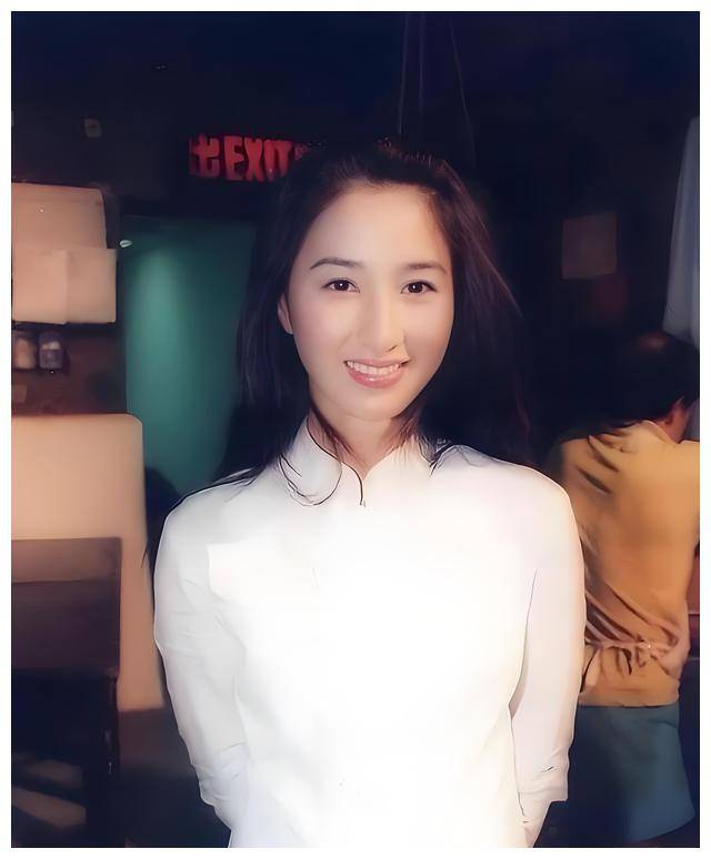 她是影帝张家辉的妻子,出道30年零绯闻,被誉为"最干净的女演员"!