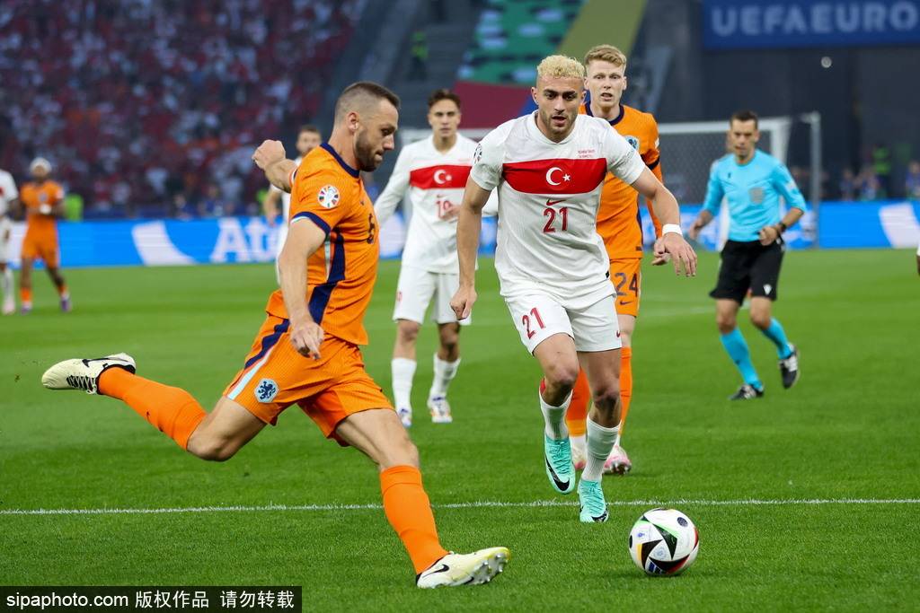 欧洲杯-居勒尔助攻阿卡丁头球破门 土耳其半场1-0荷兰