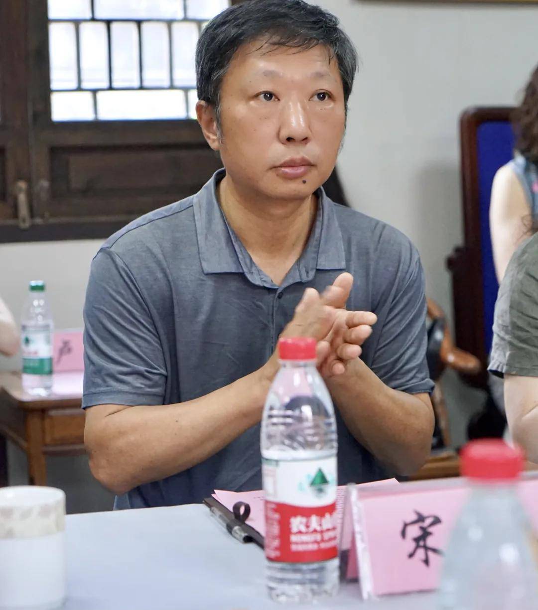宋咏:东吴印社副社长,著名篆刻家我与冯雷一起长大,都喜欢篆刻,经常在