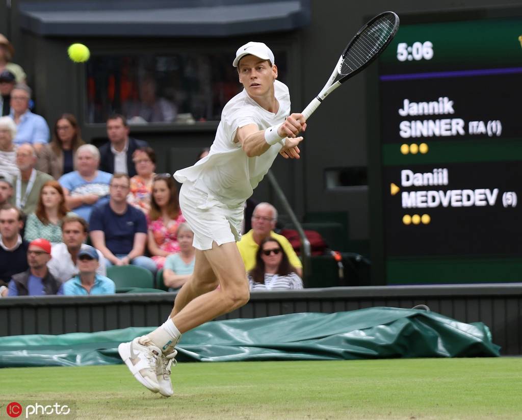 温网女单决赛新生代对决斯瓦泰克三盘鏖战击败高芙首获草地大满贯