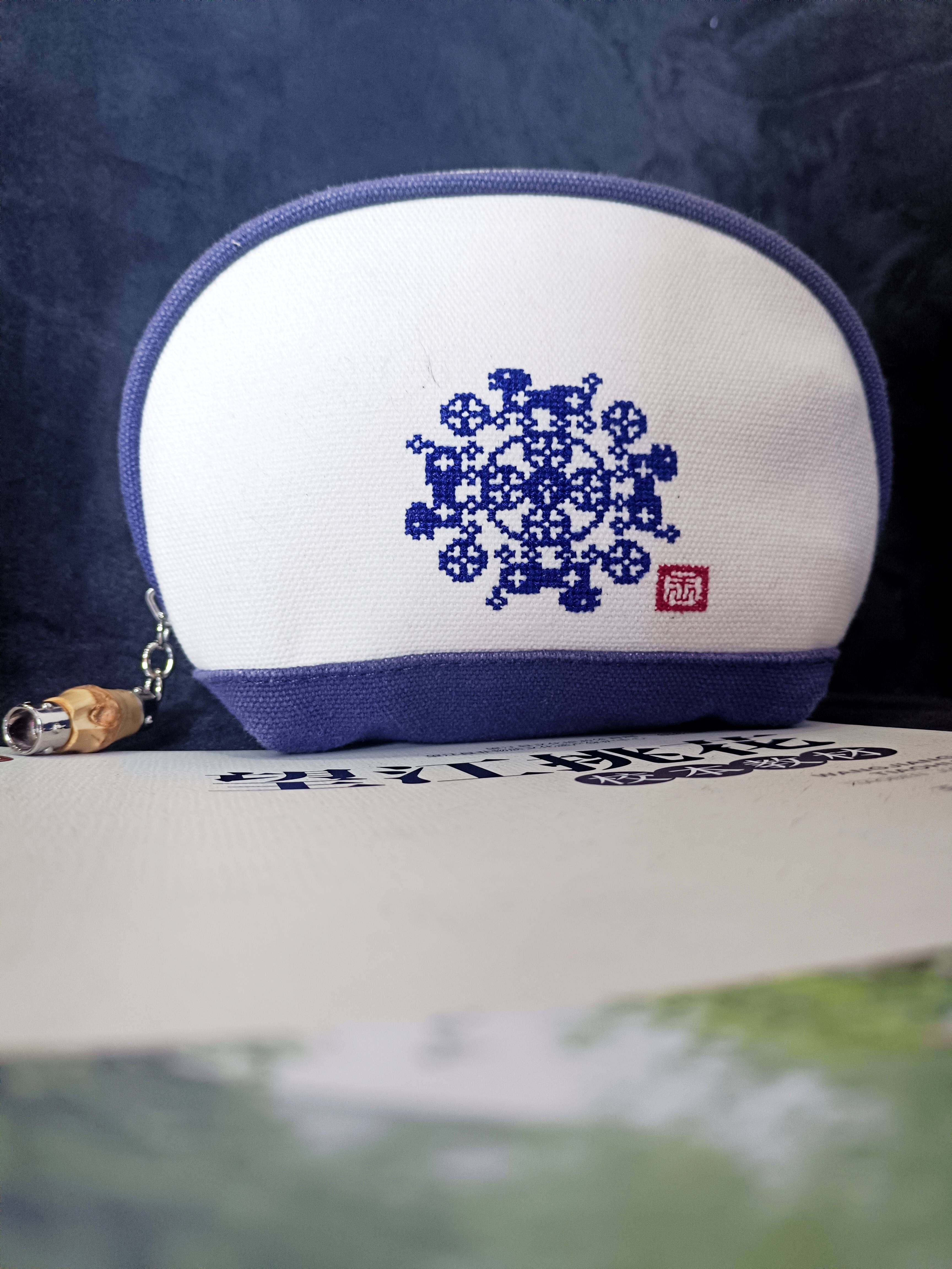 皖江中等专业学校这个优秀平台上让国家非遗望江挑花发扬光大很是自豪