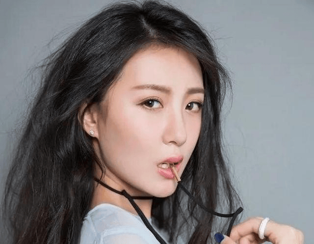 张博宇的妻子张墨锡,虽然是导演系出身,但多年来一直在演艺圈摸爬滚打