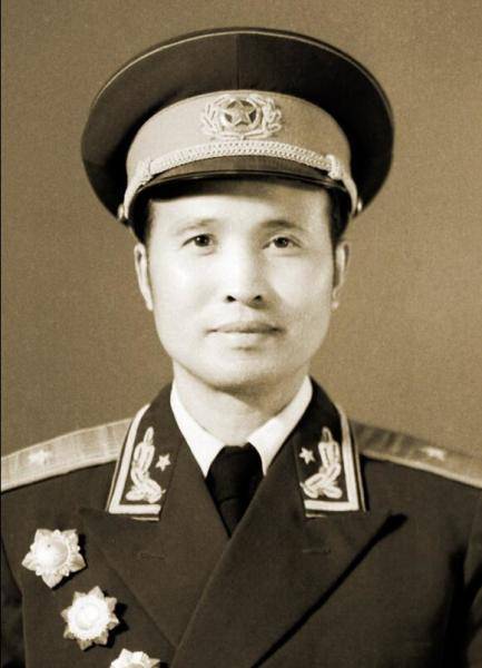 他长期辅佐张国华将军镇守西疆,后历任西藏军区司令员,成都军区副司令