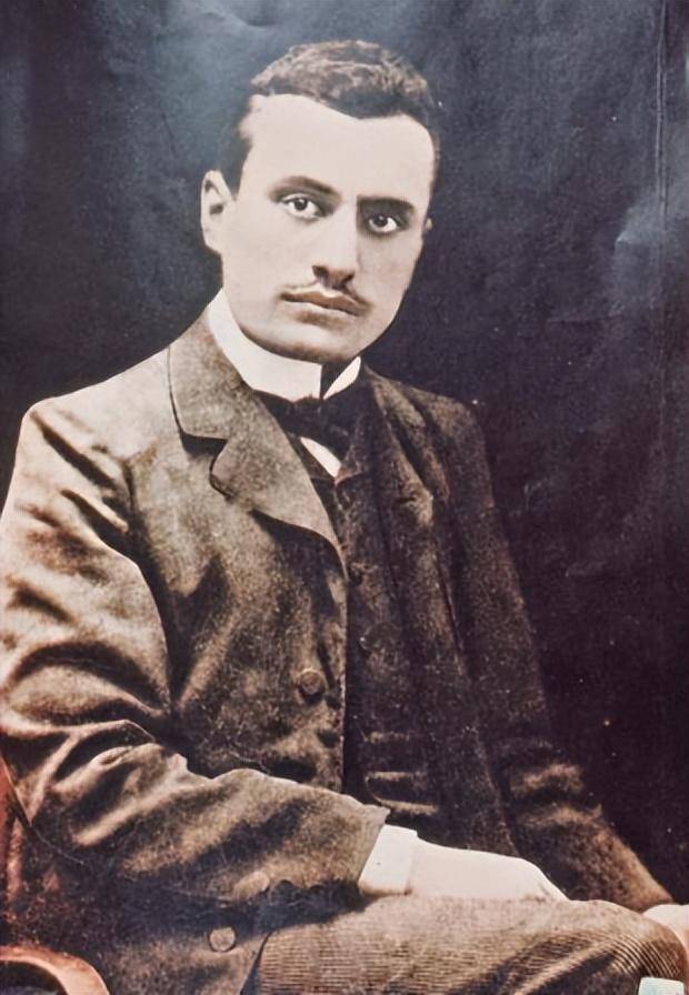 尸体被吊示众时裙子垂下,有人帮她留住了尊严_墨索里尼_贝塔西_意大利