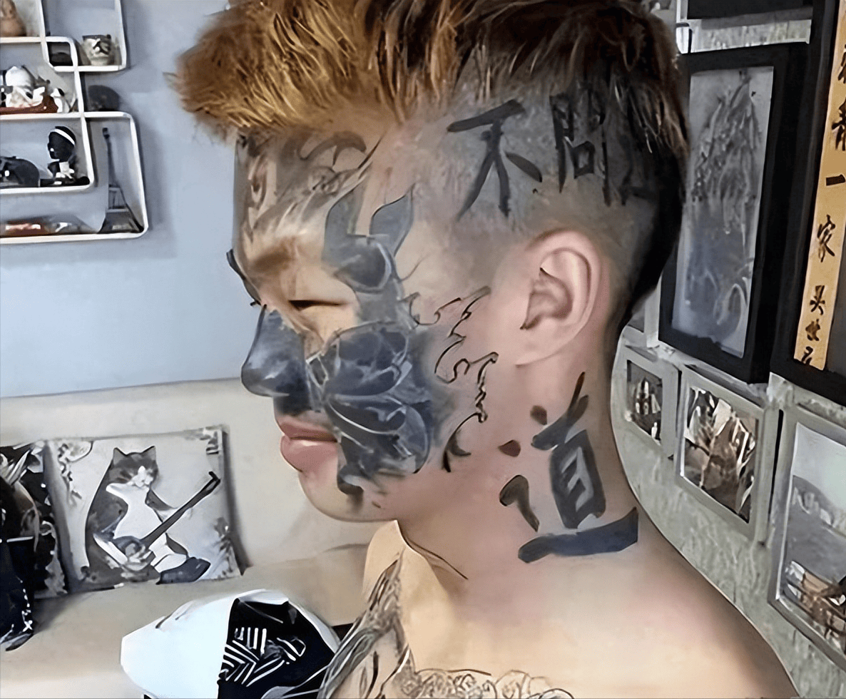 2020年,满脸纹身的14岁少年,被父亲逐出家门,如今怎样了?