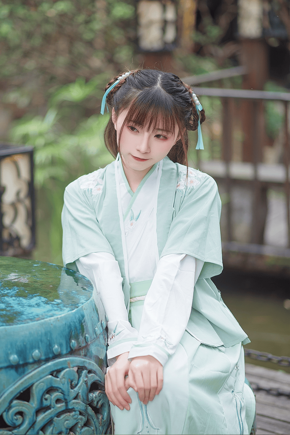 绝美汉服女神鞠婧祎,蓝白发饰清新脱俗,笑靥如花定格时光之美!