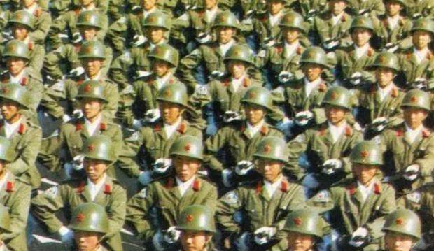 1981年大阅兵,邓公指着一位团长跟秦基伟说:这个人要好好培养