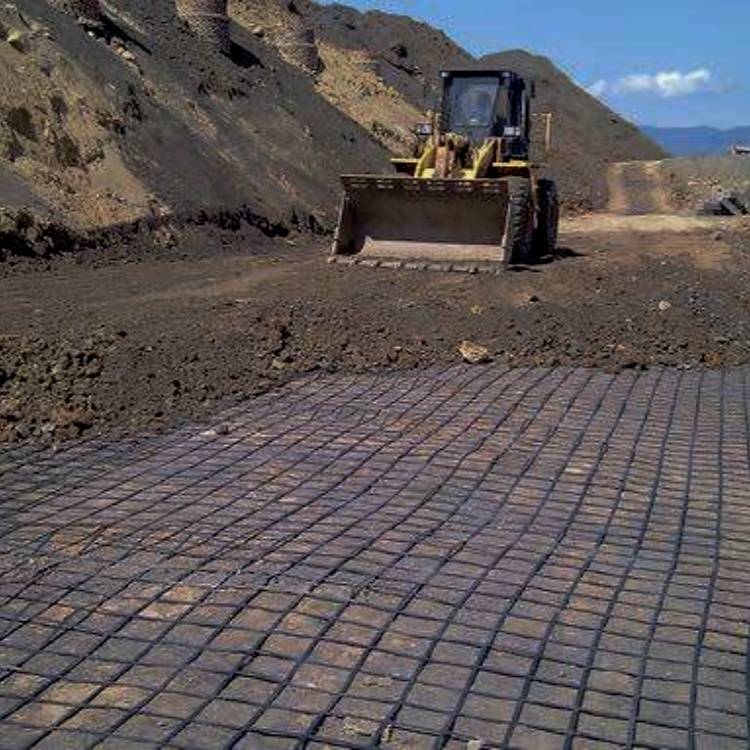 土工格栅的施工工艺通常包括以下几个步骤:路基准备:精确放出路基边坡