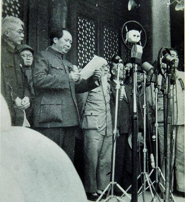 第四项是中央人民政府主席宣布中华人民共和国中央人民政府成立!