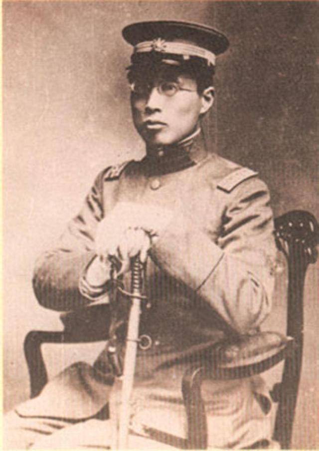 蒋介石48年未曾下葬,死后穿了7条裤子,宋美龄晚年8字道出真相