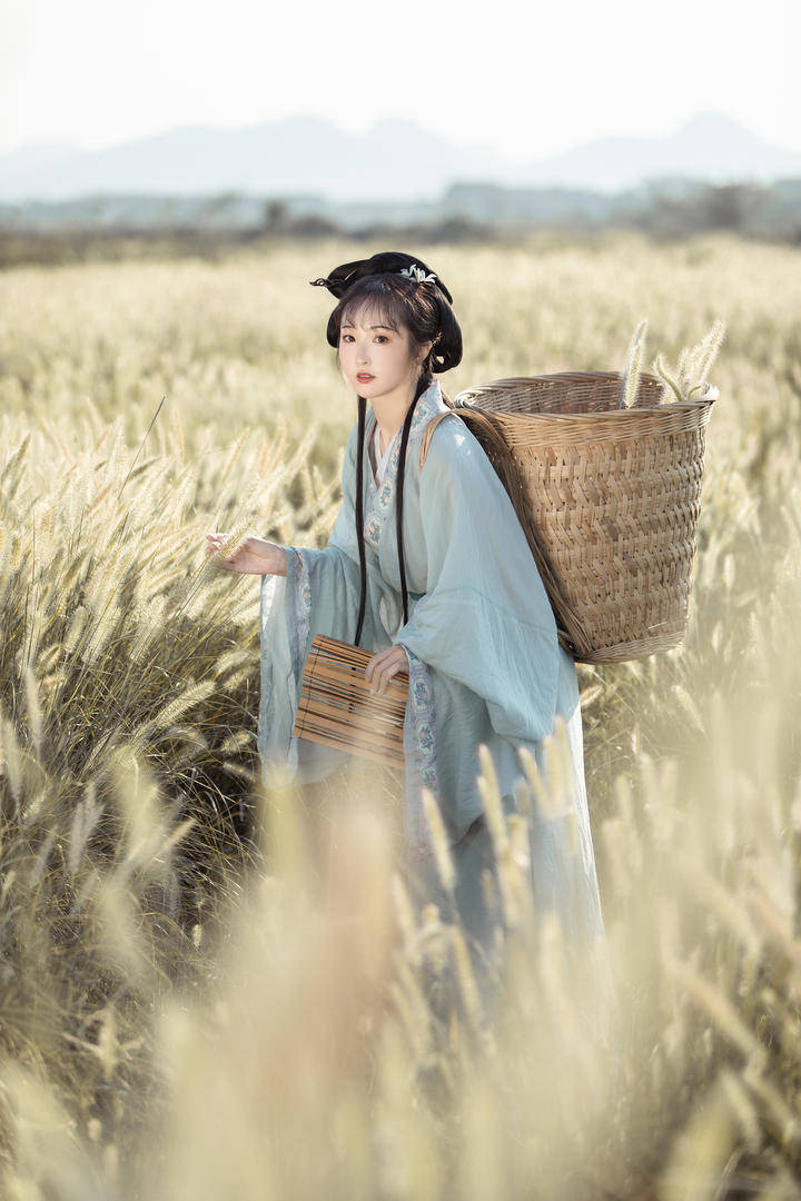 采草药的少女小清新女生唯美手机壁纸