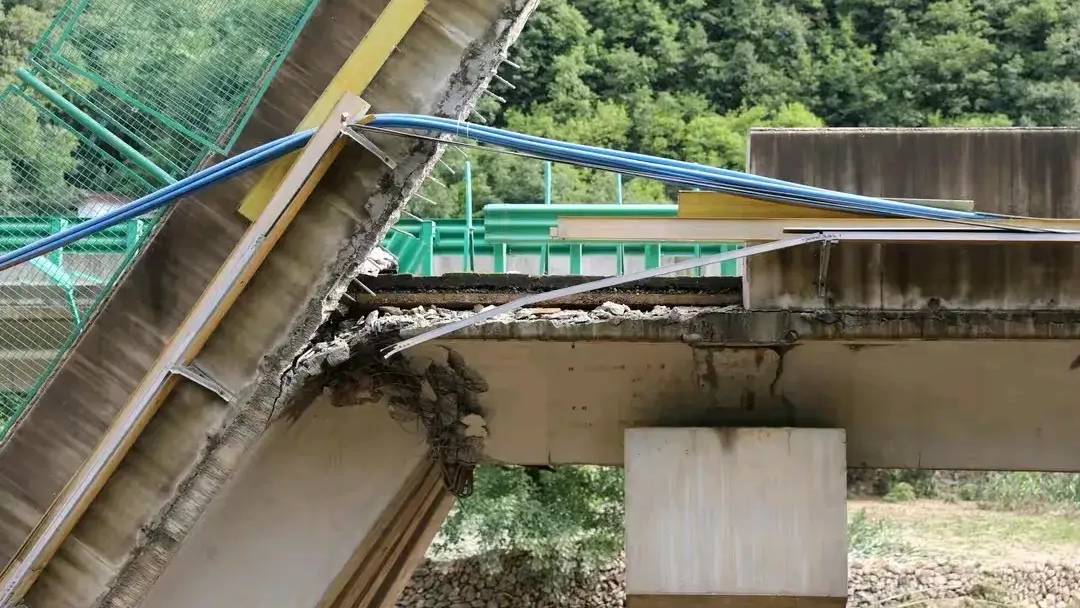 陕西大桥垮塌事件:首要搜救，其次善后，还有查明原因和责任-陕西路段塌方