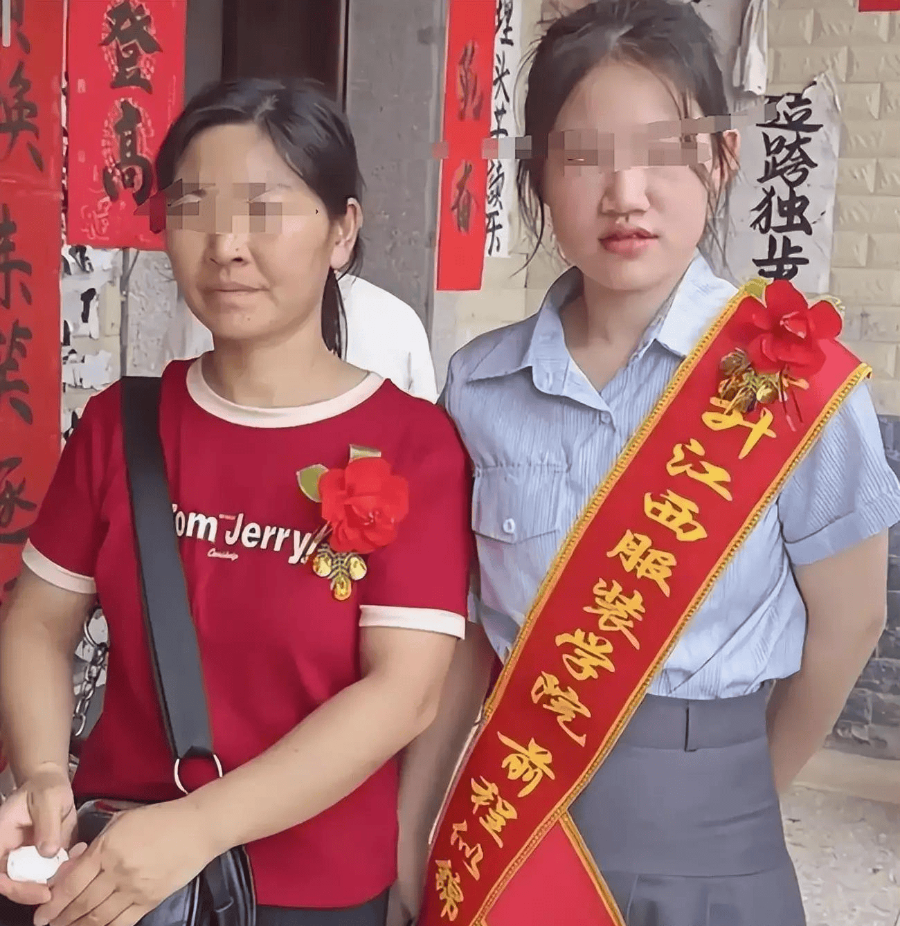 农村女孩考上江西服装学院,家里办升学宴没朋友来,妈妈掩面痛哭