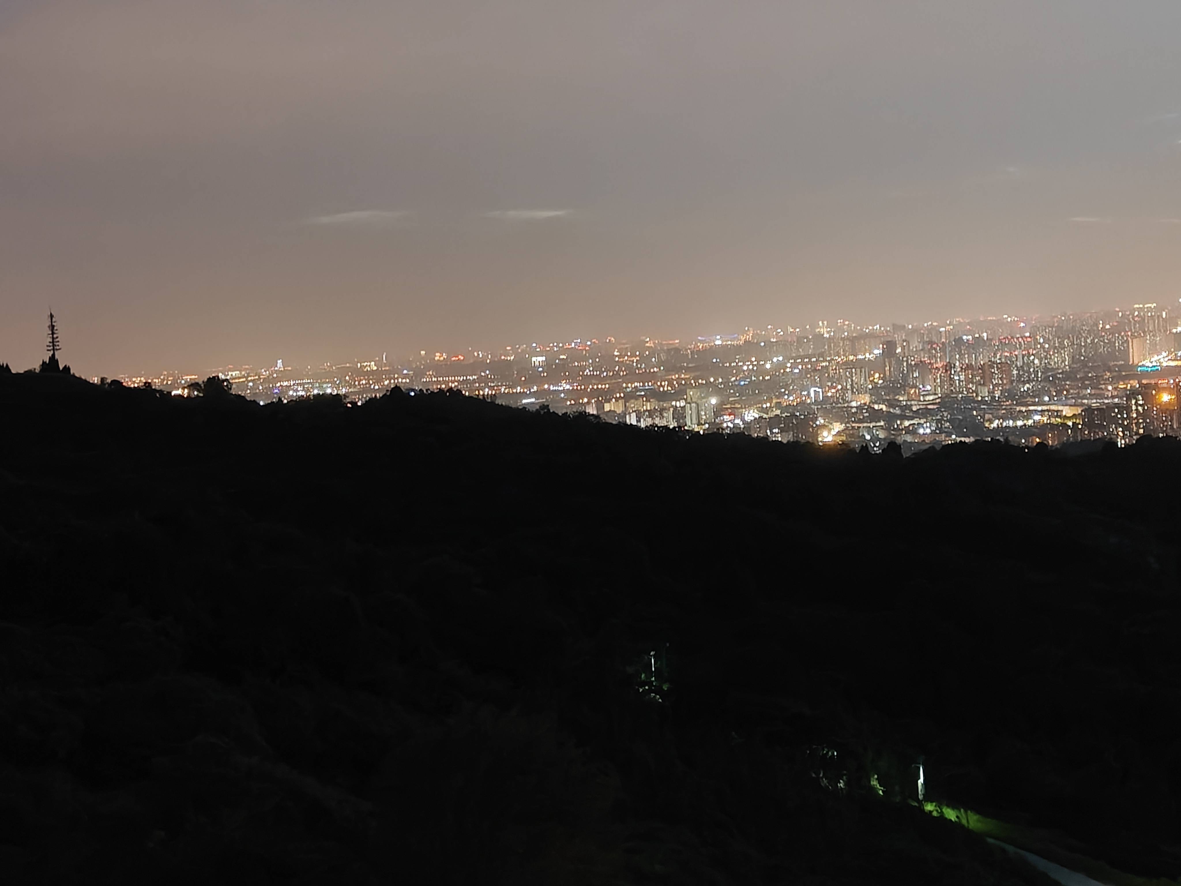 千人登山看夜景,万家灯火成繁华.