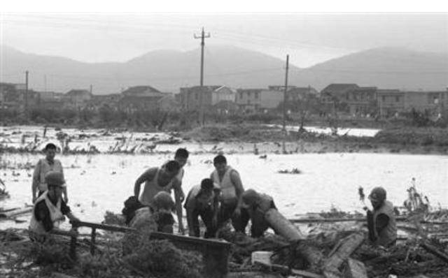 758河南水库溃坝事件,数万人睡梦中瞬间被吞没,仿佛人间炼狱