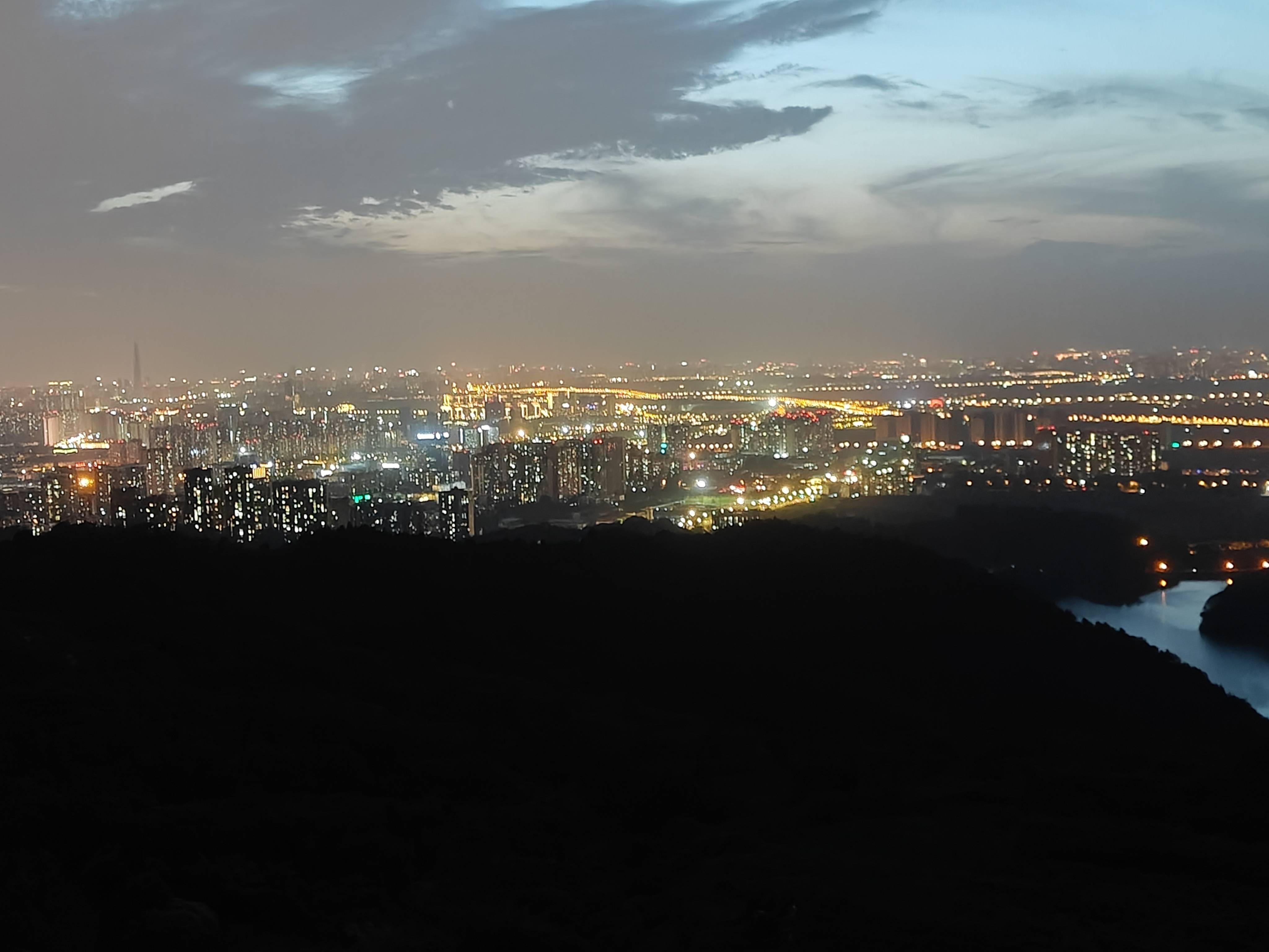 龙泉山夜景图片