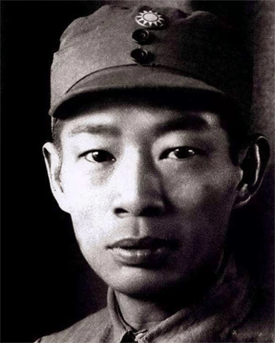 根据周子昆警卫员的回忆,当晚同样睡在炕上的,还有黄诚和周子昆.