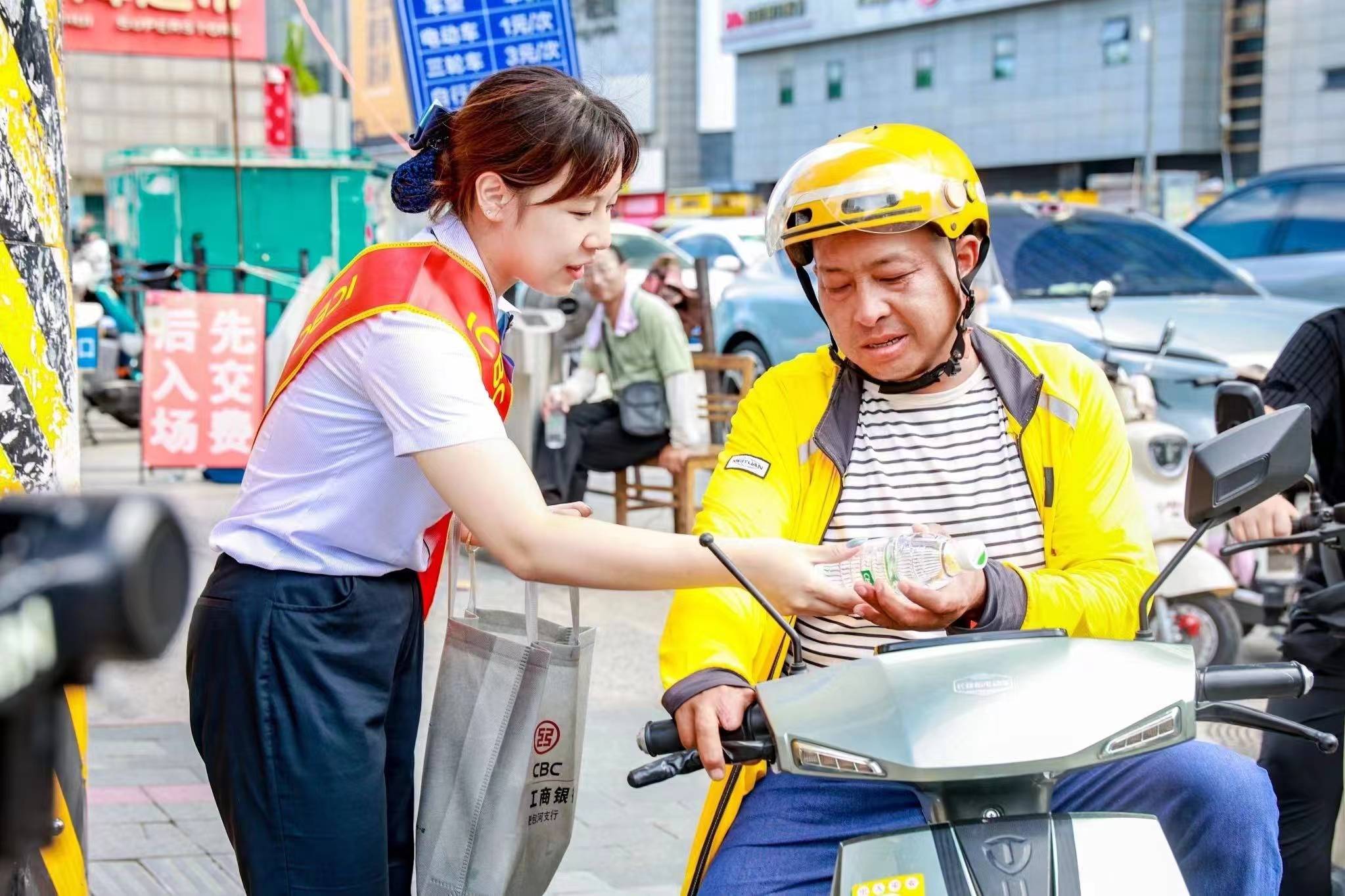 工商银行信用卡人工服务(招商银行信用卡电话转人工)