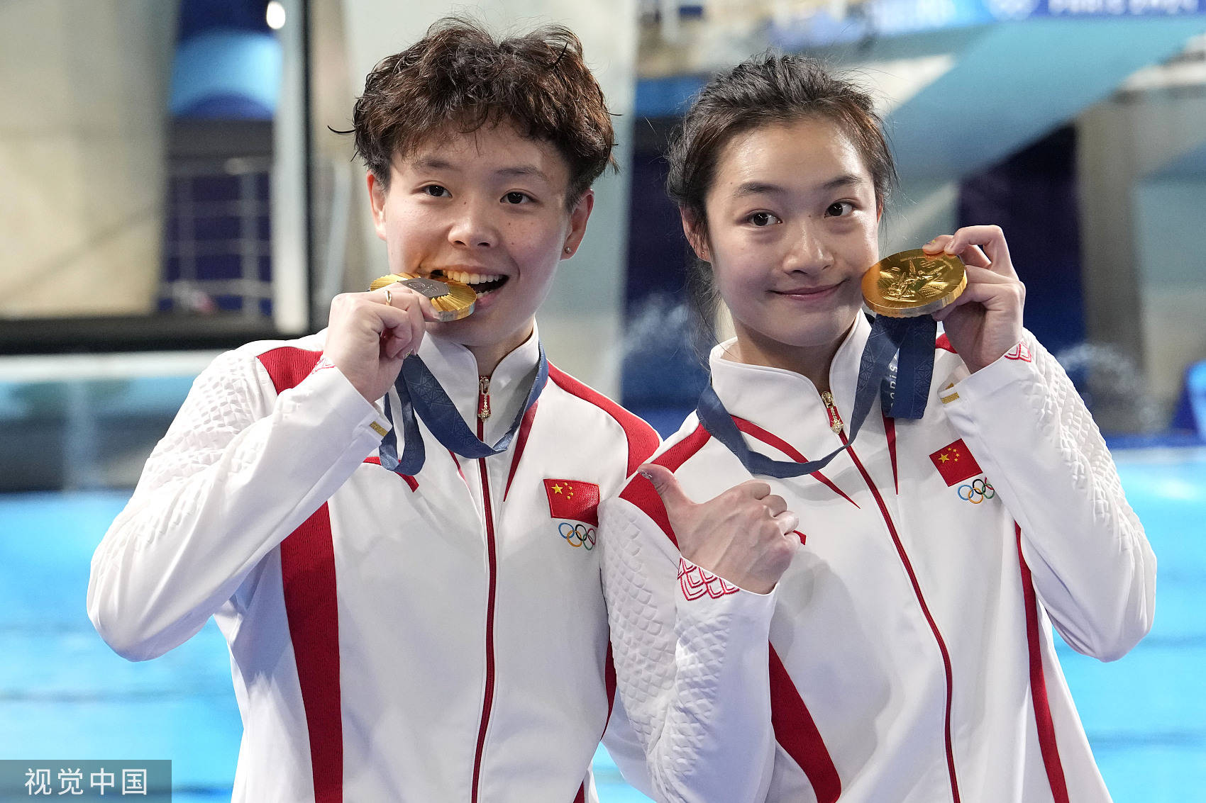 超萌!陈艺文/昌雅妮夺冠后开心咬金牌 上演暖心"公主抱"