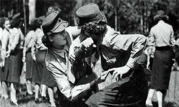 二战时期,为啥苏联女兵全部穿裙子?堪称战场一大利器!_女性_裙装_士兵