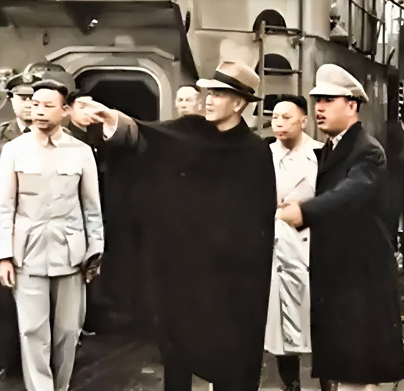 1954年,蒋介石最后一次秘密回浙江,眺望家乡,留下了几张照片