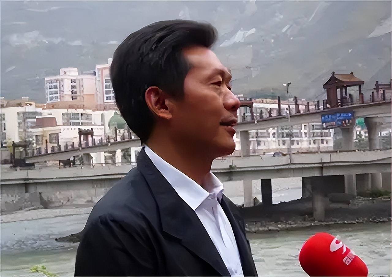 "戏精"巨贪青理东;原汶川县委书记,敛财千万,却让母亲捡破烂