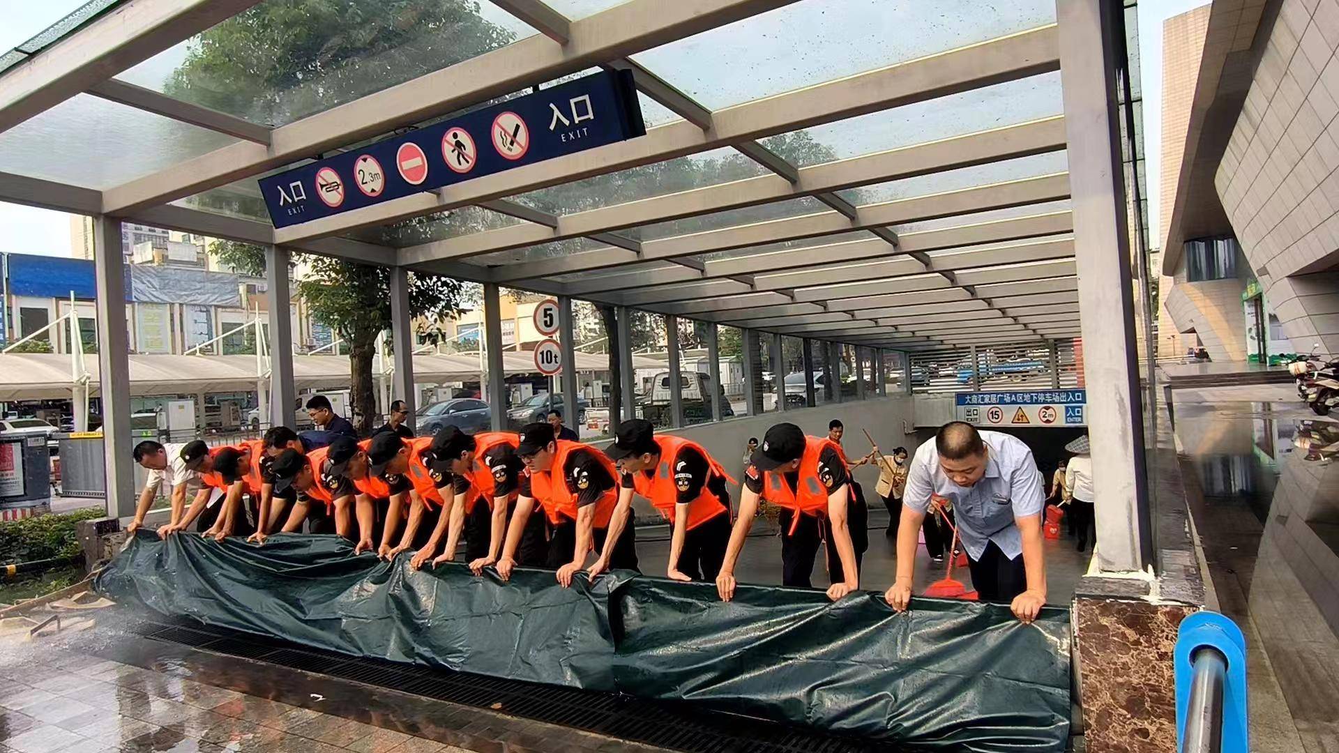 地下室,地下车库等重点出入口配备防汛物资,设置防水挡板,防汛沙袋