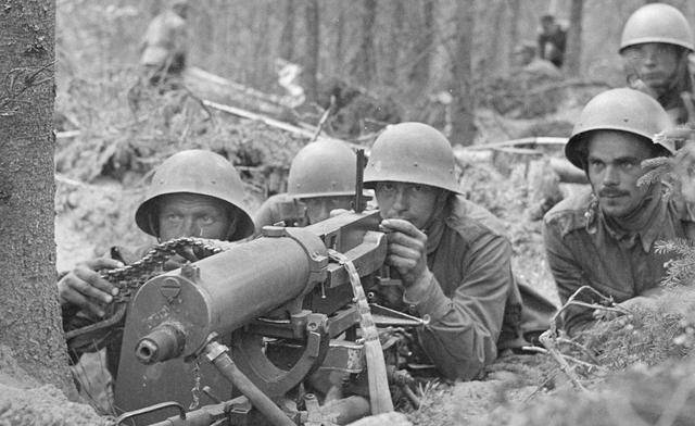 一个高配机枪连,装备8挺重机枪需100多号人"伺候",原因何在?